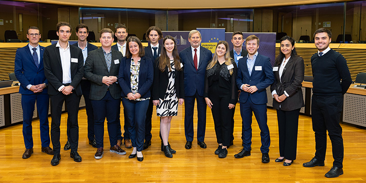 Johannes Hahn met twaalf Europese jongeren tijdens de dialoog over jongerenbeleid.