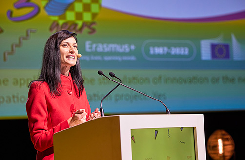 Mariya Gabriel ținând un discurs pe podium, în fața bannerului celei de a 35-a aniversări a Erasmus plus.