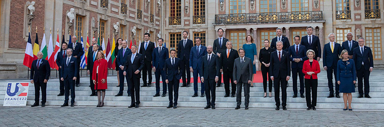 Chefes de Estado e de Governo posando de pé, à frente do Palácio de Versalhes.