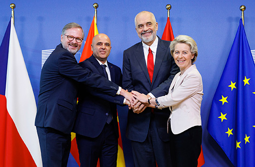Petr Fiala, Dimitar Kovačevski, Edi Rama i Ursula von der Leyen rukuju se gledajući nasmiješeni u objektiv.