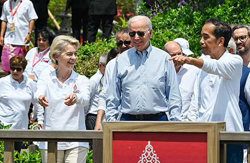 Ursula von der Leyen, Joe Biden și Joko Widodo la un pupitru ținând un discurs.