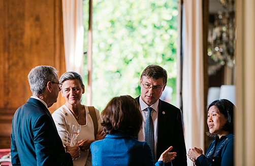 Margrethe Vestager och Valdis Dombrovskis samtalar med tre andra människor.