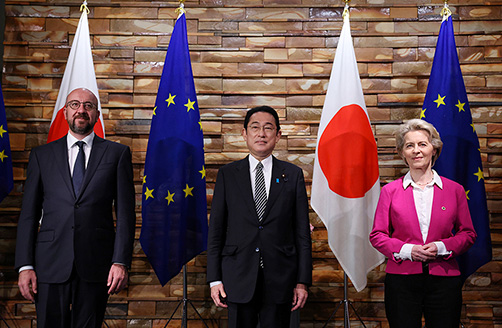 Charles Michel, Fumio Kishida och Ursula von der Leyen står sida vid sida framför två japanska flaggor och två EU-flaggor.