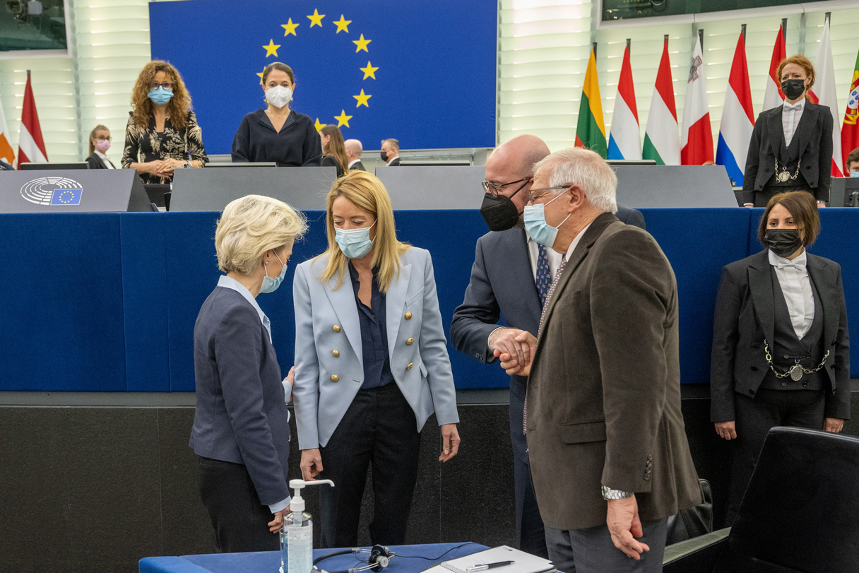 Ursula von der Leyen, Roberta Metsola, Charles Michel och Josep Borrell vid Europaparlamentets plenarsammanträde.