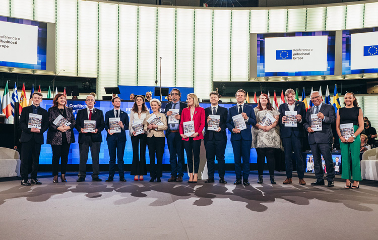 Zajednička fotografija četrnaestero ljudi, uključujući Ursulu von der Leyen, Robertu Metsolu, Emmanuela Macrona i Dubravku Šuicu, koji drže izvješće o ishodu konferencije.