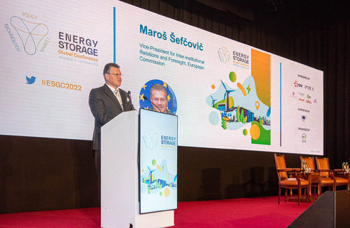 Maroš Šefčovič håller ett tal vid en talarstol framför den globala energilagringskonferensens banner.