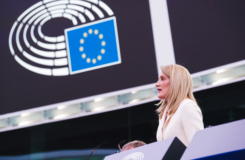 Roberta Metsola håller tal i Europaparlamentet.