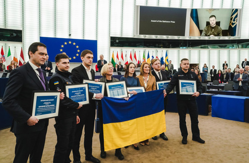 Vsevolod Chentsov, Stanislav Kulykivskyi, Ivan Fedorov, Yulia Paevska, Oleksandra Matviichuk, Yaroslav Bozhko și Oleksandr Chekryhin pozează pentru o fotografie cu Roberta Metsola ținând în mâini premiile acordate și un drapel ucrainean.