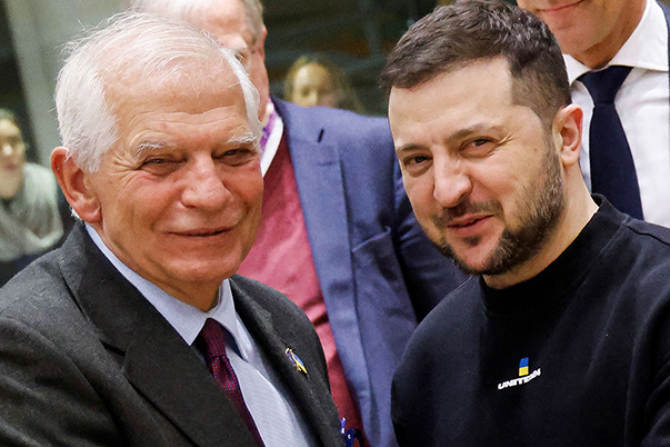 Volodímir Zelenski y Josep Borrell de pie, uno al lado del otro.