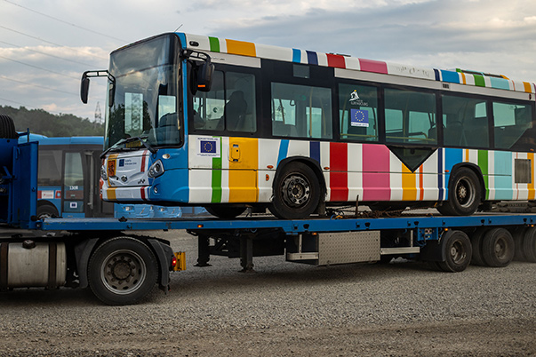 Ein Bus wird auf einem Lastkraftwagen befördert.