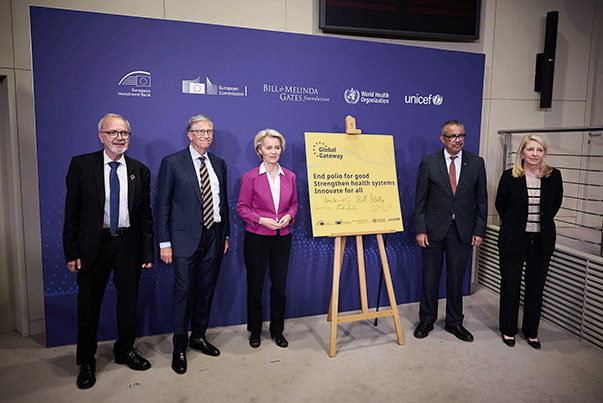 Werner Hoyer, Bill Gates, Ursula von der Leyen, Tedros Adhanom Ghebreyesus und Catherine Russell stehen in einer Reihe rechts und links von einem gelben Plakat mit den Worten „Global Gateway: End polio for good, strengthen health systems, innovate for all“.