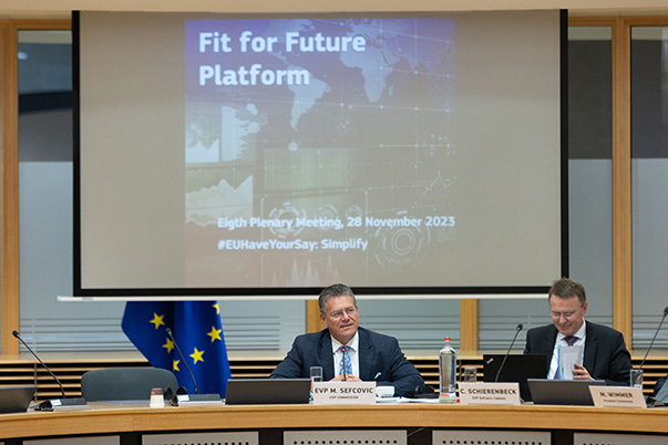 Maroš Šefčovič sitzt an einem Konferenztisch; hinter ihm sind auf einem Bildschirm die Worte „Fit for Future Platform“ zu lesen.