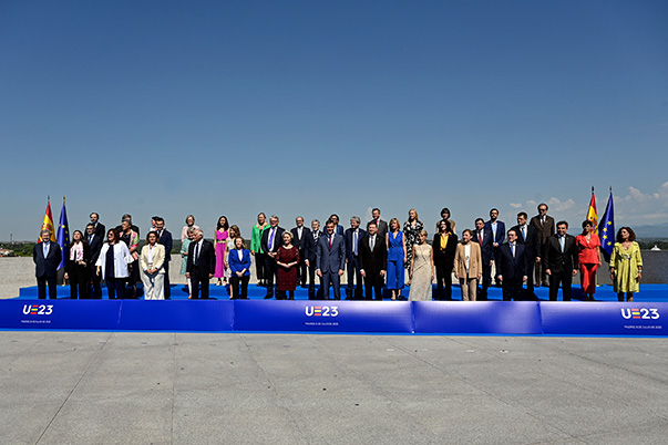 Gruppenfoto im Freien mit den Mitgliedern der Europäischen Kommission und der spanischen Regierung.