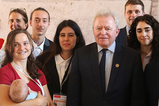 Een groep mensen poseert voor een foto met Janusz Wojciechowski.