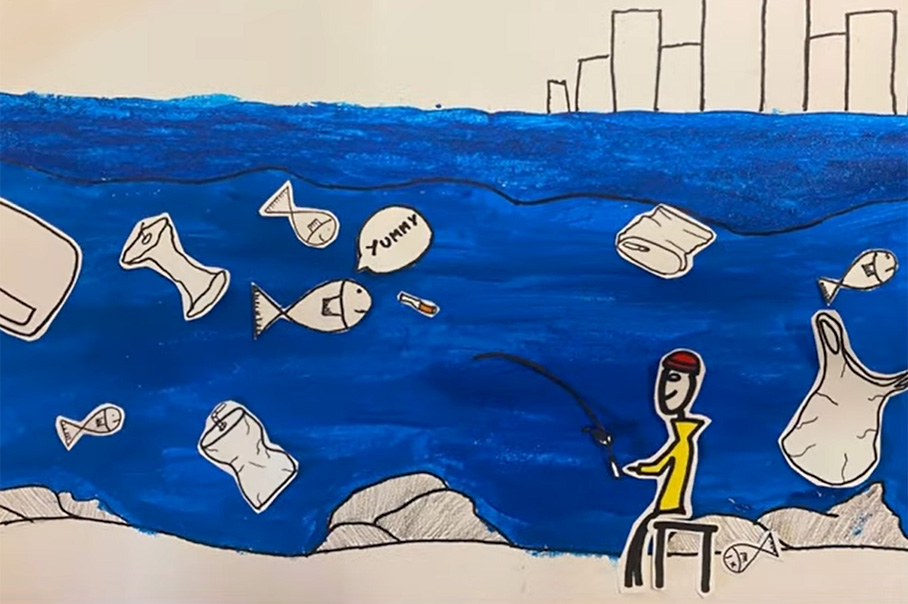 Eine Zeichnung, die einen verschmutzten Ozean vor der Skyline einer Stadt zeigt. Im Wasser schwimmen verschiedene Plastikabfälle wie Tüten, Flaschen und andere Behälter.