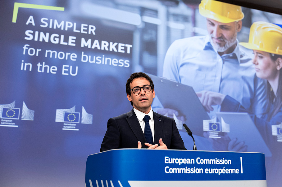 Stéphane Séjourné má prejav za rečníckym pultom. Za ním sú zobrazené slová „A simpler Single Market for more business in the EU“ (Jednoduchší jednotný trh pre lepšie podnikanie v EÚ).