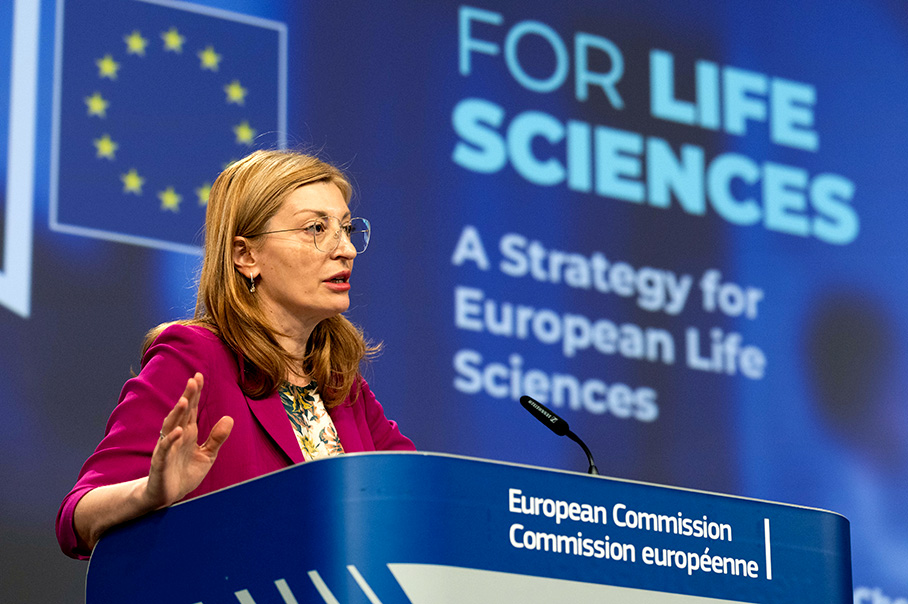 Ekaterina Zacharievová hovorí za rečníckym pultom. Za ňou sú zobrazené slová „for life sciences; a strategy for European life sciences“ (pre vedy o živej prírode; stratégia pre európske vedy o živej prírode) spolu s európskou vlajkou.