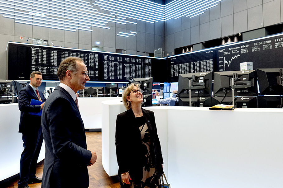 Maria Luís Albuquerqueová stojí uprostred Frankfurtskej burzy cenných papierov a pozerá sa na monitory s údajmi o trhu v reálnom čase.