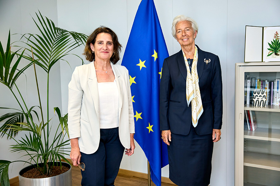 Teresa Riberová stojí vedľa Christine Lagardovej pred európskou vlajkou.