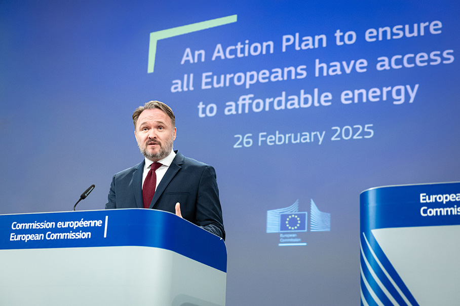 Dan Jørgensen står i en talarstol och håller ett anförande. I bakgrunden finns en stor blå skärm som visar orden ”An Action Plan to ensure all Europeans have access to affordable energy, 26 February 2025” (En handlingsplan som tryggar alla EU-invånares tillgång till energi till överkomliga priser, 26 februari 2025) och en logotyp för EU-kommissionen.