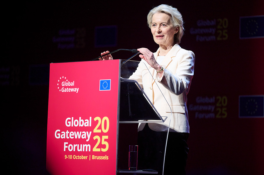 Урсула фон дер Лайен говори от катедра, на която отпред е изписано „Форум Глоубъл Гейтауей 2025“, девети десети  октомври, Брюксел“.