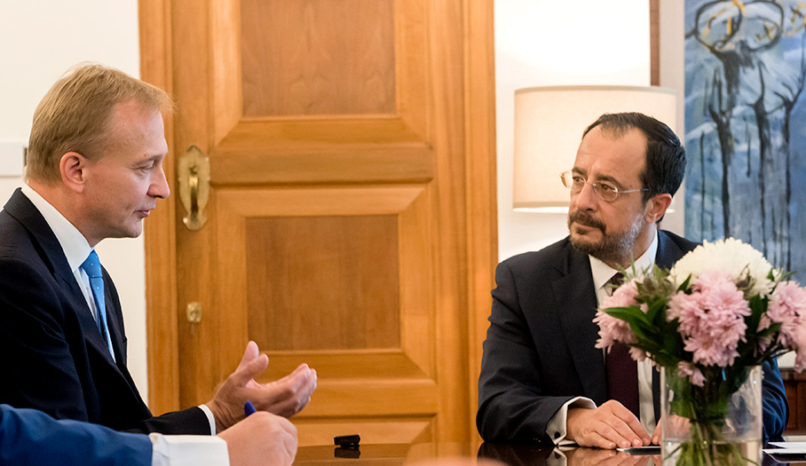 Пьотр Серафин и Никос Христодулидис седят на маса по време на дискусията. Две ръце на масата показват присъствието на други участници, които остават извън кадър.