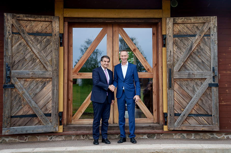 Рафаеле Фито е застанал редом с друг мъж пред двойка врати, изработени от дърво и стъкло.