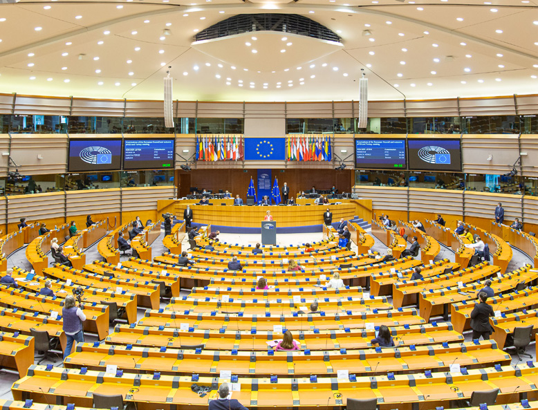 En vidvinkelbild över Europaparlamentet, där ledamöter håller på att inta sina platser.