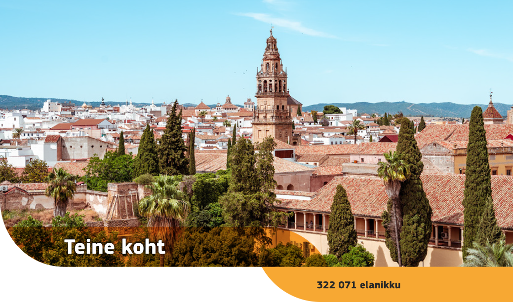 Puud ja kivikatused Córdoba mošees, taustal hooned ja mäed