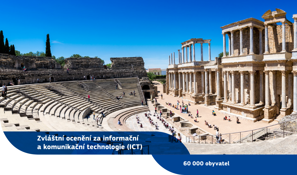 Pohled na římský amfiteátr v Méridě s mnoha návštěvníky a jasně modrou oblohou