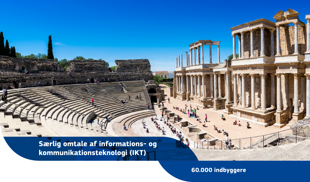 Et landskabsbillede af det romerske teater i Mérida med mange besøgende og en klar blå himmel