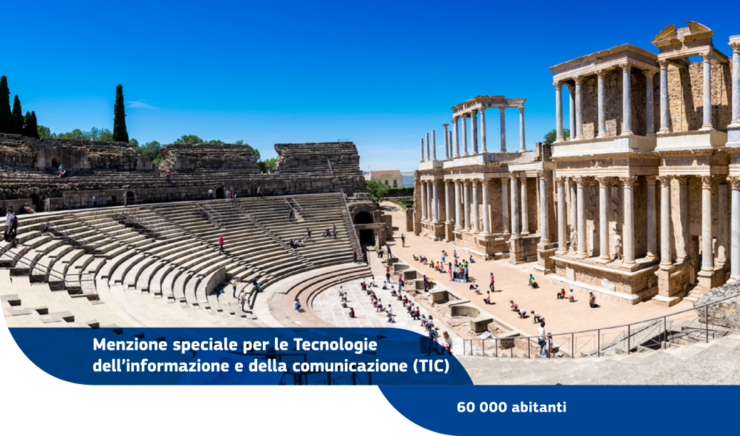 Vista panoramica del Teatro romano di Mérida con numerosi visitatori e un cielo terso