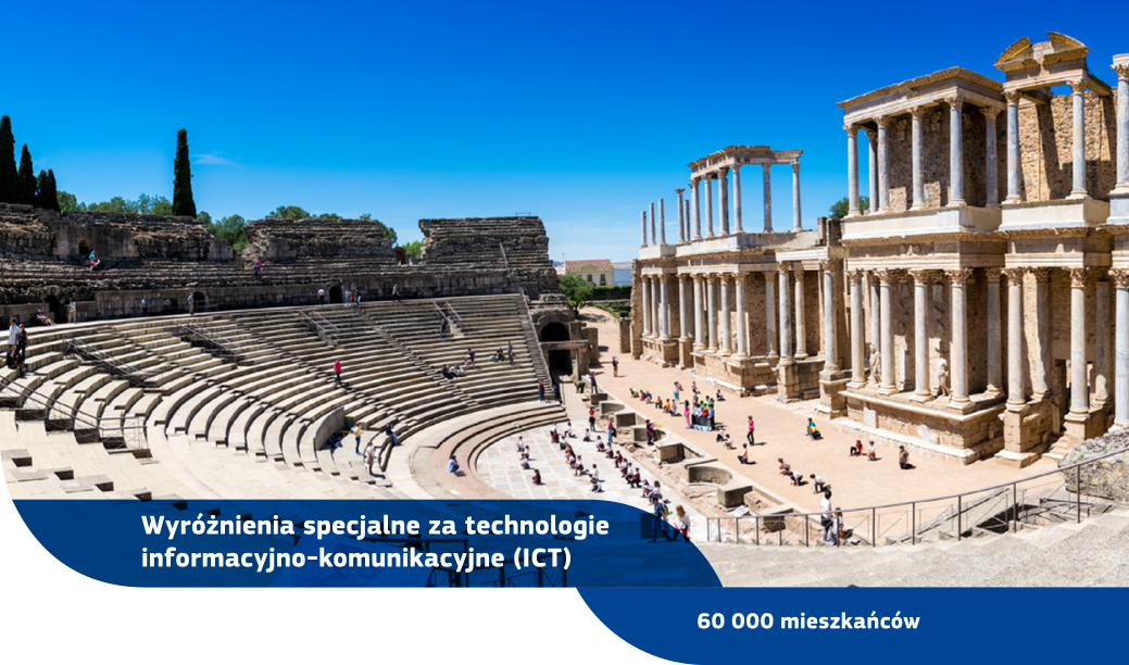 Krajobraz z widokiem na teatr rzymskim w Méridzie z wieloma odwiedzającymi i błękitnym niebem