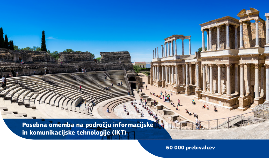 Panoramski pogled na rimsko gledališče v Méridi s številnimi obiskovalci pod jasnim modrim nebom