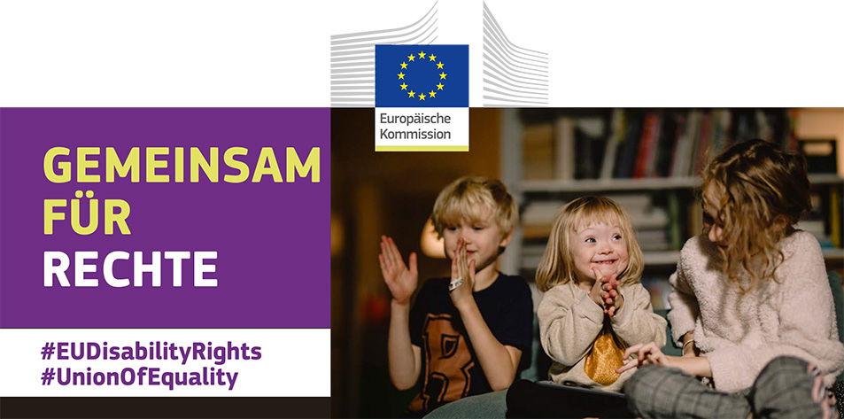 Drei Kinder spielen glücklich miteinander. Eines hat Down-Syndrom. Text besagt: Gemeinsam für Rechte, #EUDisabilityRights, #UnionOfEquality.