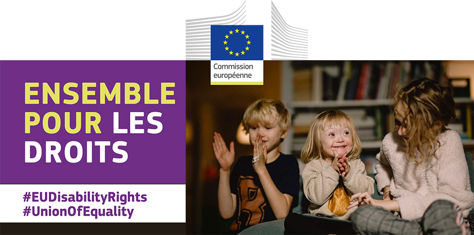 Trois enfants jouent ensemble. L’un est atteint de trisomie 21. Texte disant: ensemble pour les droits, #EUDisabilityRights, #UnionOfEquality
