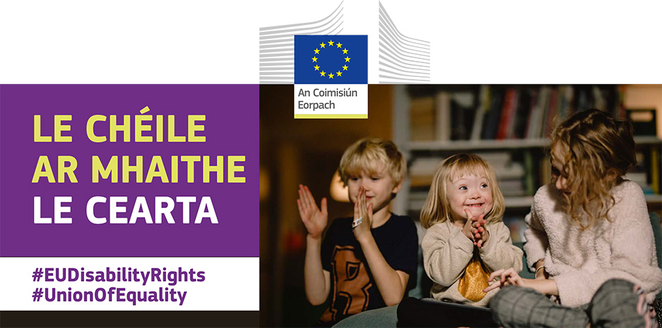Triúr páistí ag súgradh le chéile go sona sásta. Tá siondróm Down ar dhuine amháin acu. Téacs ag rá: le chéile ar mhaithe le cearta, #EUDisabilityRights, #UnionOfEquality