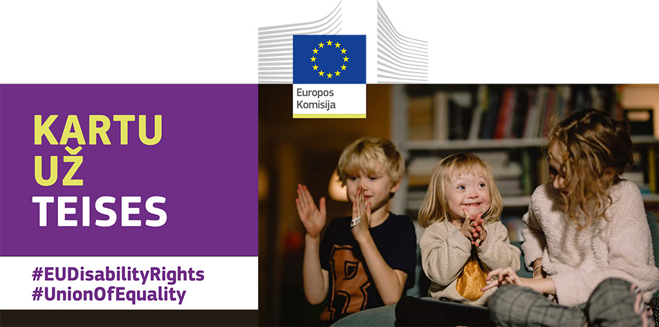 Trys vaikai smagiai kartu žaidžia. Vienas vaikas serga Dauno sindromu. Tekste rašoma: kartu už teises, #EUDisabilityRights, #UnionOfEquality.