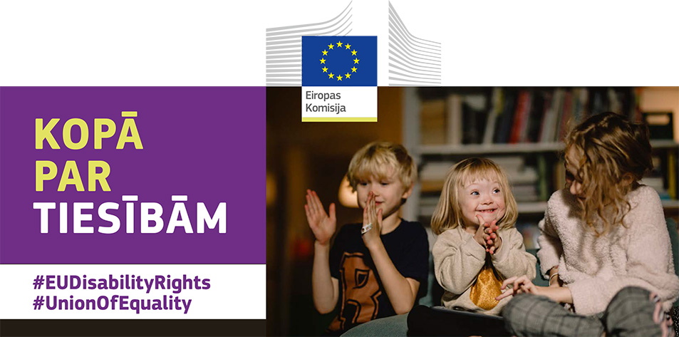 Trīs bērni priecīgi spēlējas kopā. Vienam no viņiem ir Dauna sindroms. Teksts: kopā par tiesībām, #EUDisabilityRights, #UnionOfEquality.