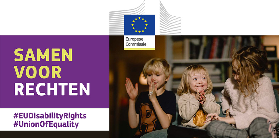 Drie kinderen die blij samen aan het spelen zijn. Eén kind heeft syndroom van Down. Tekst: Samen voor rechten, #EUDisabilityRights, #UnionOfEquality.