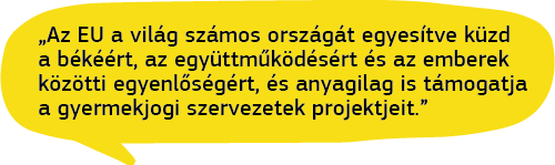 Szövegbuborékban: „Az EU a világ számos országát egyesítve küzd a békéért, az együttműködésért és az emberek közötti egyenlőségért, és anyagilag is támogatja a gyermekjogi szervezetek projektjeit.” mondja egy albán fiú.