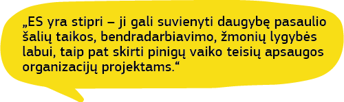 Langelis su sakytiniu tekstu: „ES yra stipri – ji gali suvienyti daugybę pasaulio šalių taikos, bendradarbiavimo, žmonių lygybės labui, taip pat finansuoti vaiko teisių apsaugos srityje dirbančių organizacijų projektus.“ Sako vaikas iš Albanijos.